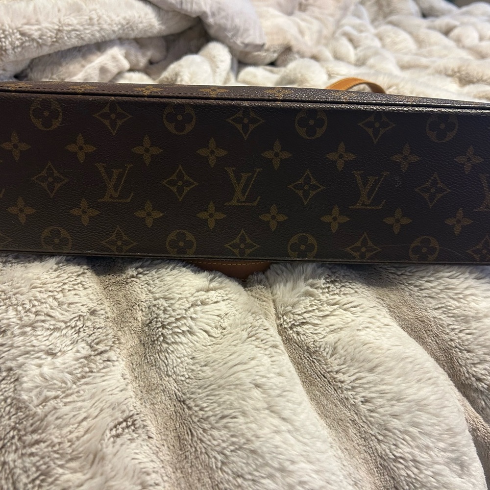 Louis Vuitton - Picture 9 of 11